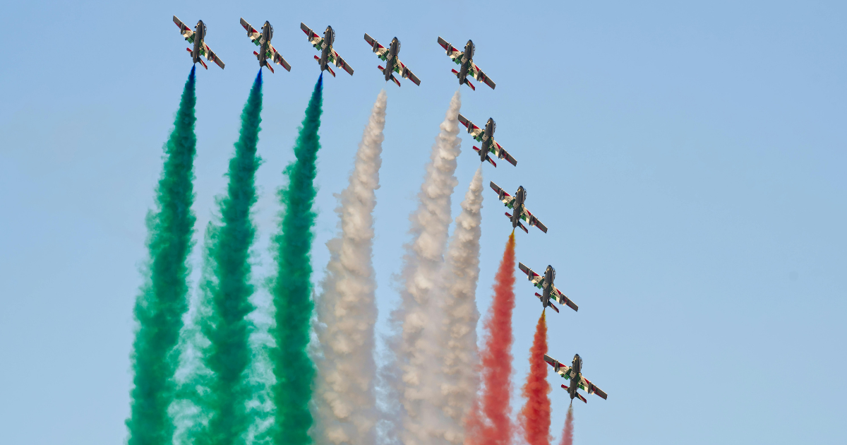 Esquadrilha com fumaça nas cores da bandeira italiana